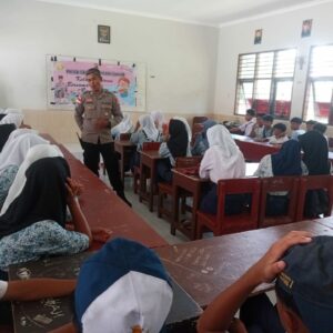 Cegah Bullying dan Kenakalan Remaja, Polsek Sekotong Ajak Siswa Ciptakan Lingkungan Sekolah Aman