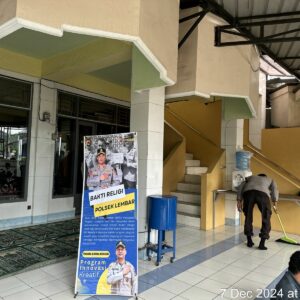Gotong Royong Bersihkan Masjid: Polsek Lembar Jadi Inspirasi