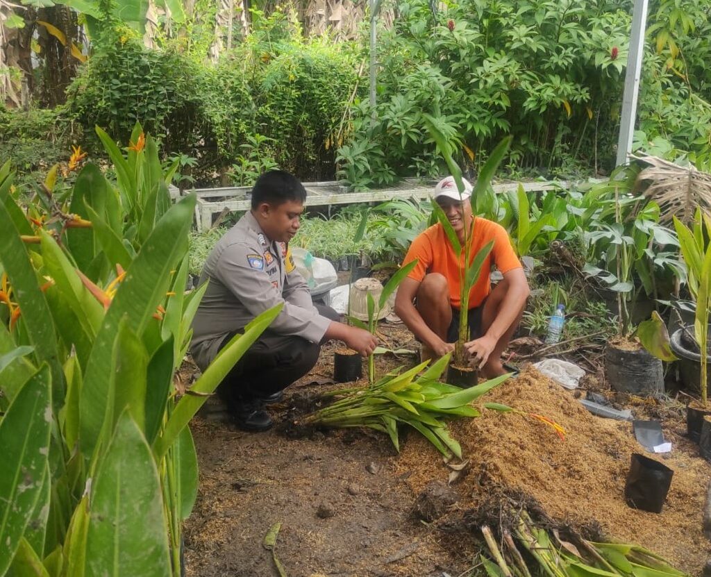 Ketahanan Pangan, Polsek Kediri Edukasi Warga Tanam Sayuran di Rumah