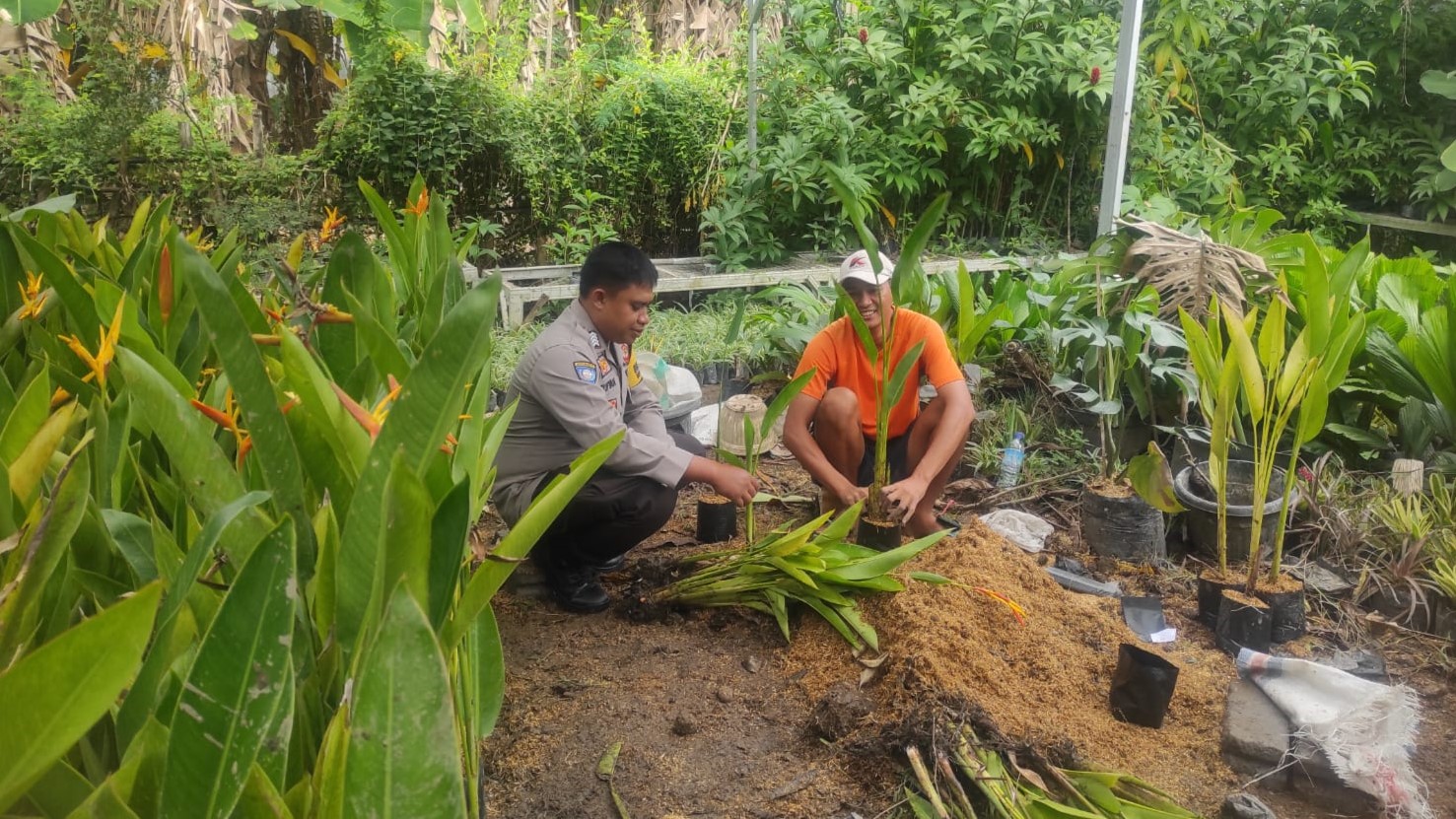 Ketahanan Pangan, Polsek Kediri Edukasi Warga Tanam Sayuran di Rumah