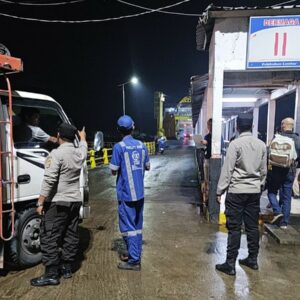 Polsek Kawasan Pelabuhan Lembar Amankan Pelabuhan: Proses Pemuatan dan Patroli Lancar