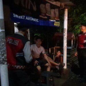 Polisi Lombok Barat Kenalkan KEMOS 110 dalam Patroli Keamanan Desa Kuripan