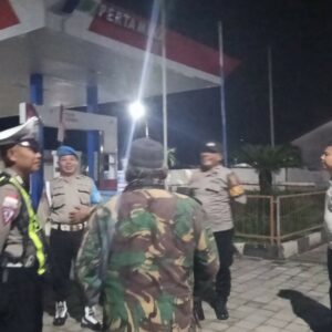 KRYD Polsek Sekotong: Patroli Malam Jaga Keamanan SPBU Empol