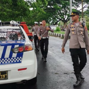 Cuaca Ekstrem Lombok Barat: Pohon Tumbang Ganggu Lalu Lintas di Kuripan