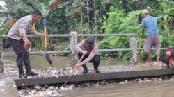 Cegah Banjir, Polsek Gerung Bersama Masyarakat Bersihkan Kali Barak Bokong