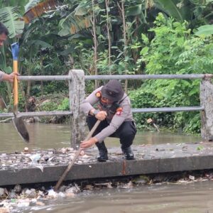 Cegah Banjir, Polsek Gerung Bersama Masyarakat Bersihkan Kali Barak Bokong