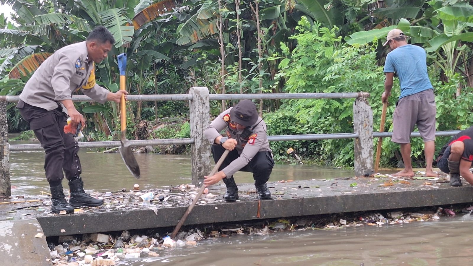 Polsek Gerung Bersih-Bersih Kali, Cegah Banjir Musim Hujan