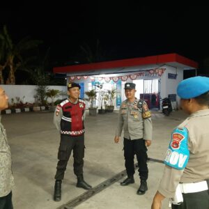Tingkatkan Keamanan, Polsek Sekotong Lakukan Patroli Malam di SPBU Sayong