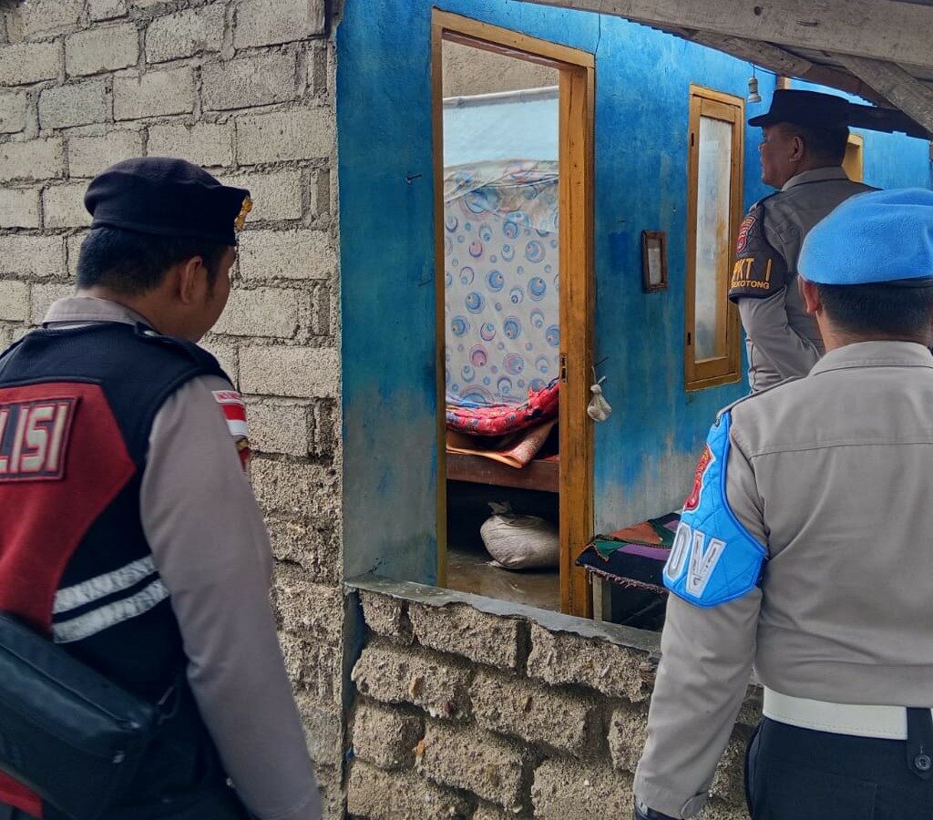 Tanggap Cuaca Ekstrem, Polsek Sekotong Beraksi di Lapangan