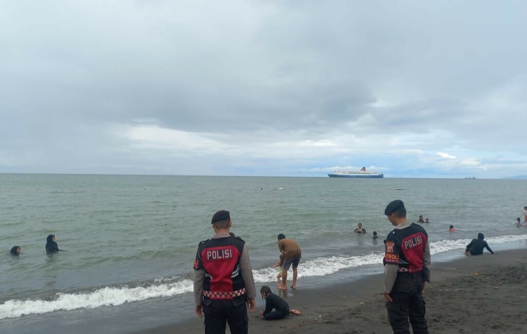 Liburan Aman di Pantai Cemara: Polres Lombok Barat Hadir untuk Masyarakat