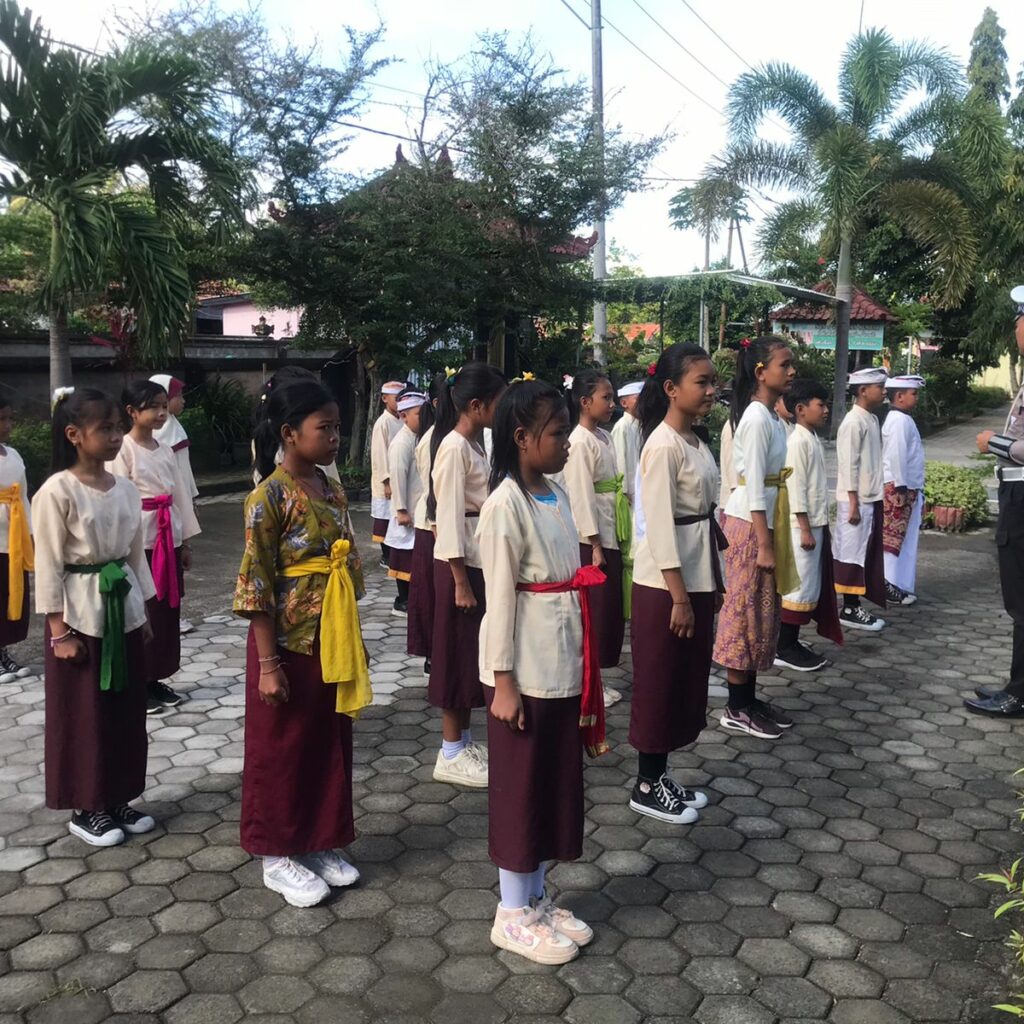 Senyum Ceria Siswa SDN 1 Jakem Sambut Polisi Sahabat Anak