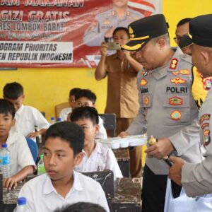 Aksi Kapolres Lombok Barat, Bagikan Gizi Gratis untuk Anak SD di Batu Rimpang