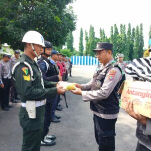 Jaga Kesehatan Anggota, Polres Lombok Barat Beri Vitamin untuk Operasi Keselamatan Rinjani 2025