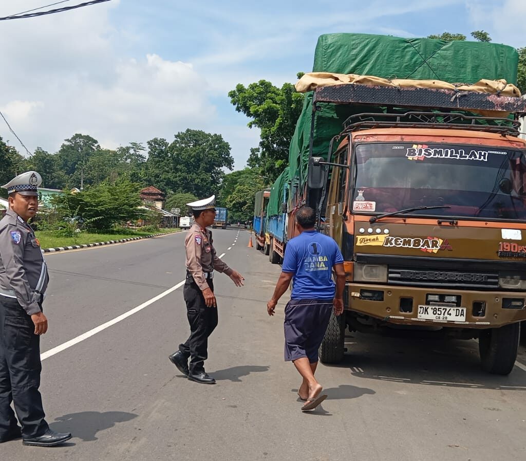 Lombok Barat Bebas Macet: Razia Parkir Truk di Tugu Tenk Dodokan Digelar