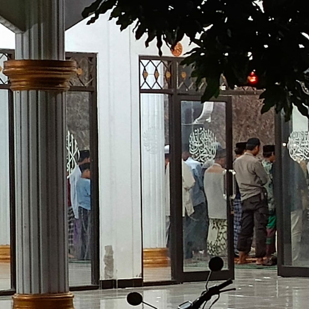 Polisi Kawal Ibadah Tarawih di Masjid At-Taqwa, Jamaah Apresiasi Pengamanan