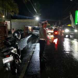 Pengamanan Tarawih di Batulayar: Polisi Pastikan Ibadah Nyaman