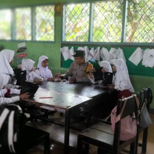 Dukung Gizi Anak, Polsek Gerung Hadir di SDN 2 Dasan Tapen