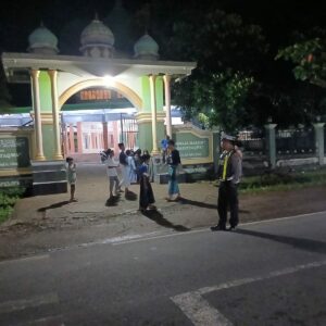 Pengamanan Ketat Tarawih di Sekotong, Jamaah Nyaman Beribadah
