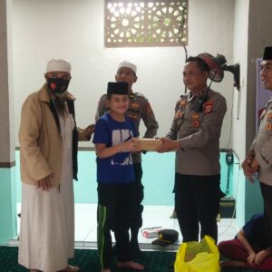 Penuh Berkah! Polsek Labuapi Salurkan Zakat & Santunan