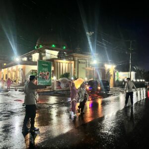 Ramadan Lancar: Polisi Kawal Tarawih di Tengah Sibuknya Pelabuhan Lembar