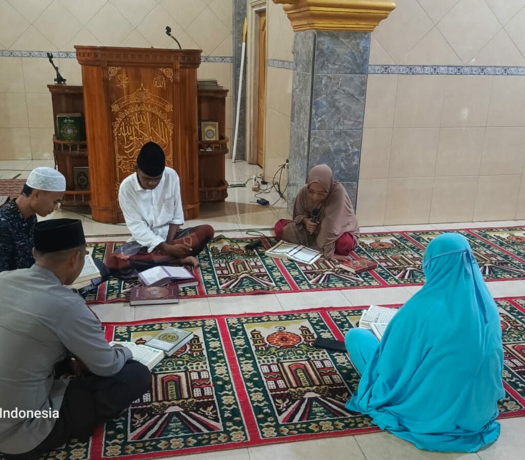 Bhabinkamtibmas Kuripan Ikut Tadarus, Perkuat Silaturahmi dan Keamanan