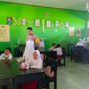 Ratusan Siswa Senyum Terima Makan Bergizi Gratis, Polisi Turut Pantau