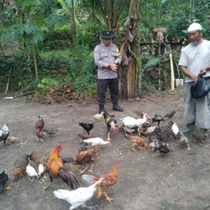 Bhabinkamtibmas Batulayar Ajak Warga Manfaatkan Pekarangan
