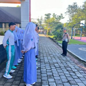 Meningkatkan Kesadaran Lalu Lintas: Patroli Keamanan Sekolah di Gerung