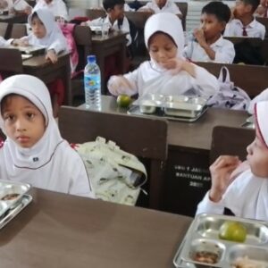 3.305 Siswa di Kuripan Terima Makanan Bergizi Gratis dari Program Nasional