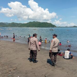 Patroli KRYD Polsek Lembar di Pantai Cemara: Menjaga Keamanan Wisatawan