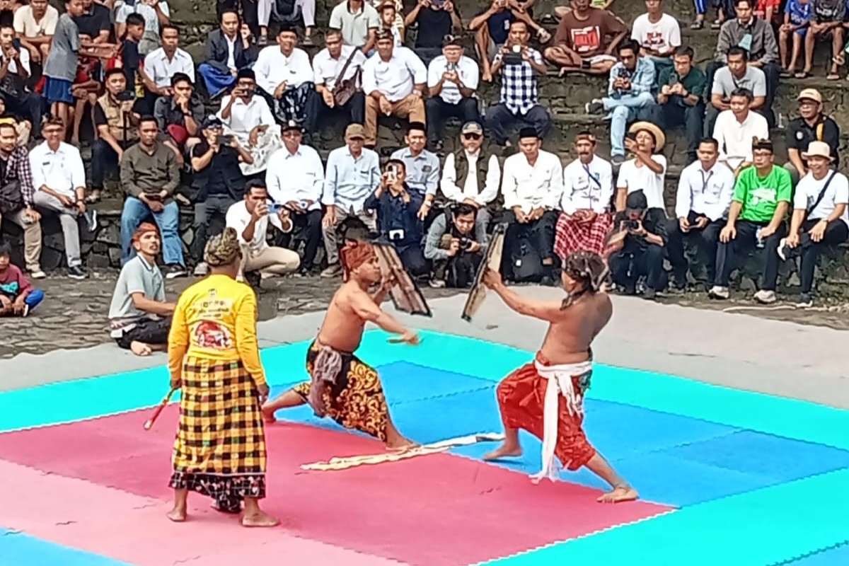 Lombok Barat Lestarikan Budaya Lewat Peresean HUT ke-67