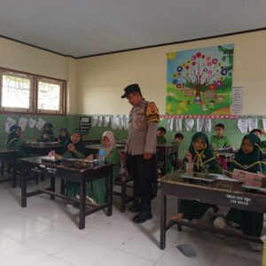 Polsek Gerung Dukung Program Pemberian Makan Bergizi Gratis untuk Siswa SDN Dasan Tapen
