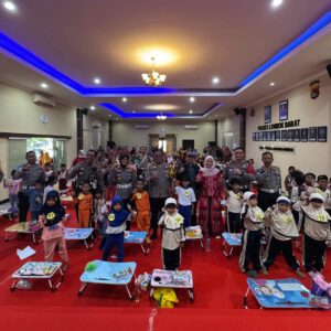 Polres Lombok Barat Ajak Anak TK Lomba Mewarnai di Hari Bhayangkara ke-79