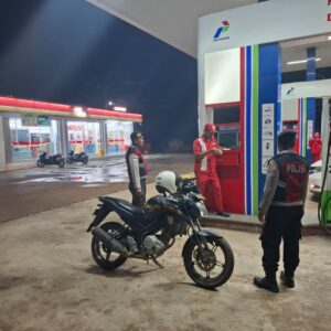 Antisipasi Kejahatan, Polsek Sekotong Gencarkan Patroli Malam di SPBU Sayong