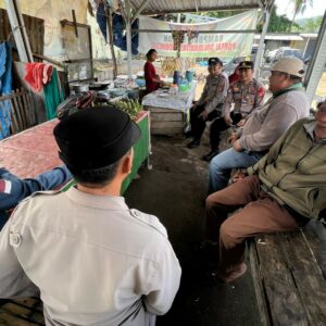 Sat Binmas Polres Lombok Barat Gencarkan Edukasi Kamtibmas di Pasar