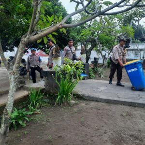 Bakti Religi Hari Bhayangkara, Polsek Labuapi Bersihkan Pure Datar