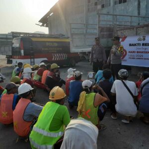 Hari Bhayangkara: Polres Lobar Bantu Sopir & Buruh di Lembar