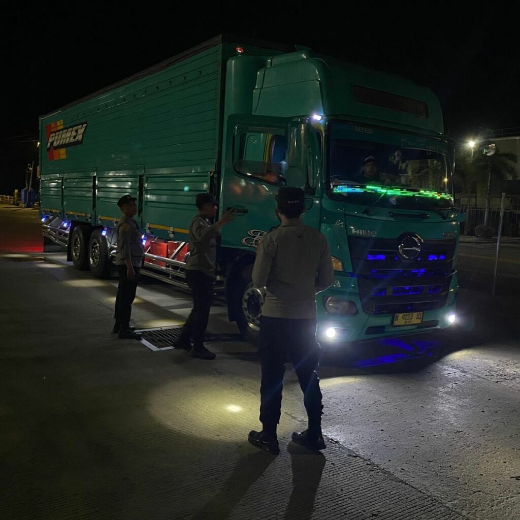 KMP Surya 777 Tiba di Lembar, Polisi Pastikan Proses Bongkaran Aman
