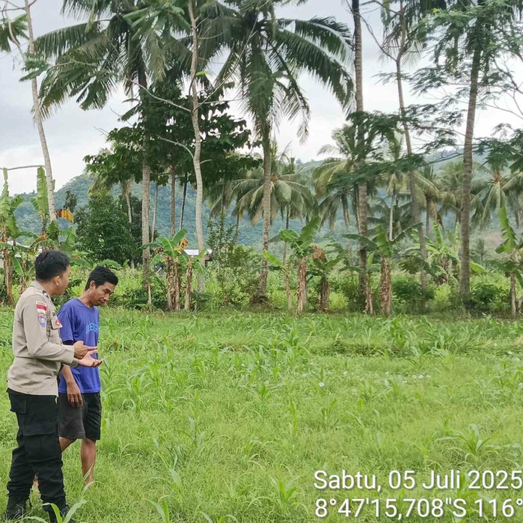 Bhabinkamtibmas Cendi Manik Dorong Ketahanan Pangan Lewat Kunjungan ke Petani