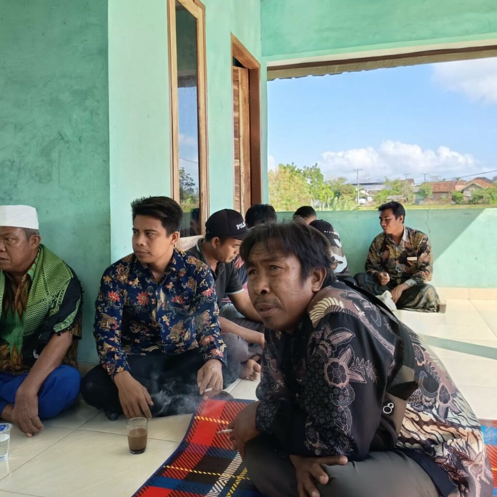 Bhabinkamtibmas Kedaro Kawal Penyaluran Bibit untuk Kemandirian Pangan Sekotong