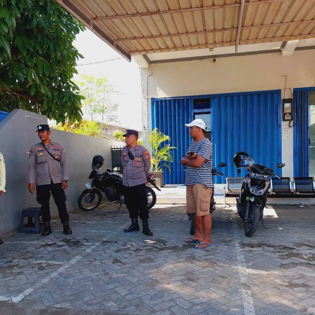 Cegah Kriminalitas, Polsek Gerung Sisir Bank dan Jalur Strategis di Lombok Barat