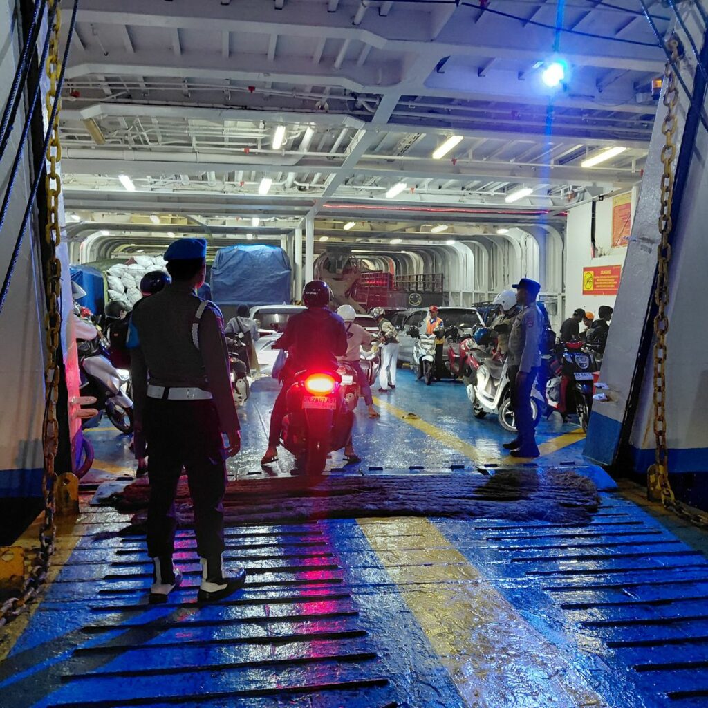 Pelayanan Prima Polri di Lembar: Pastikan Penyeberangan Aman dan Tertib