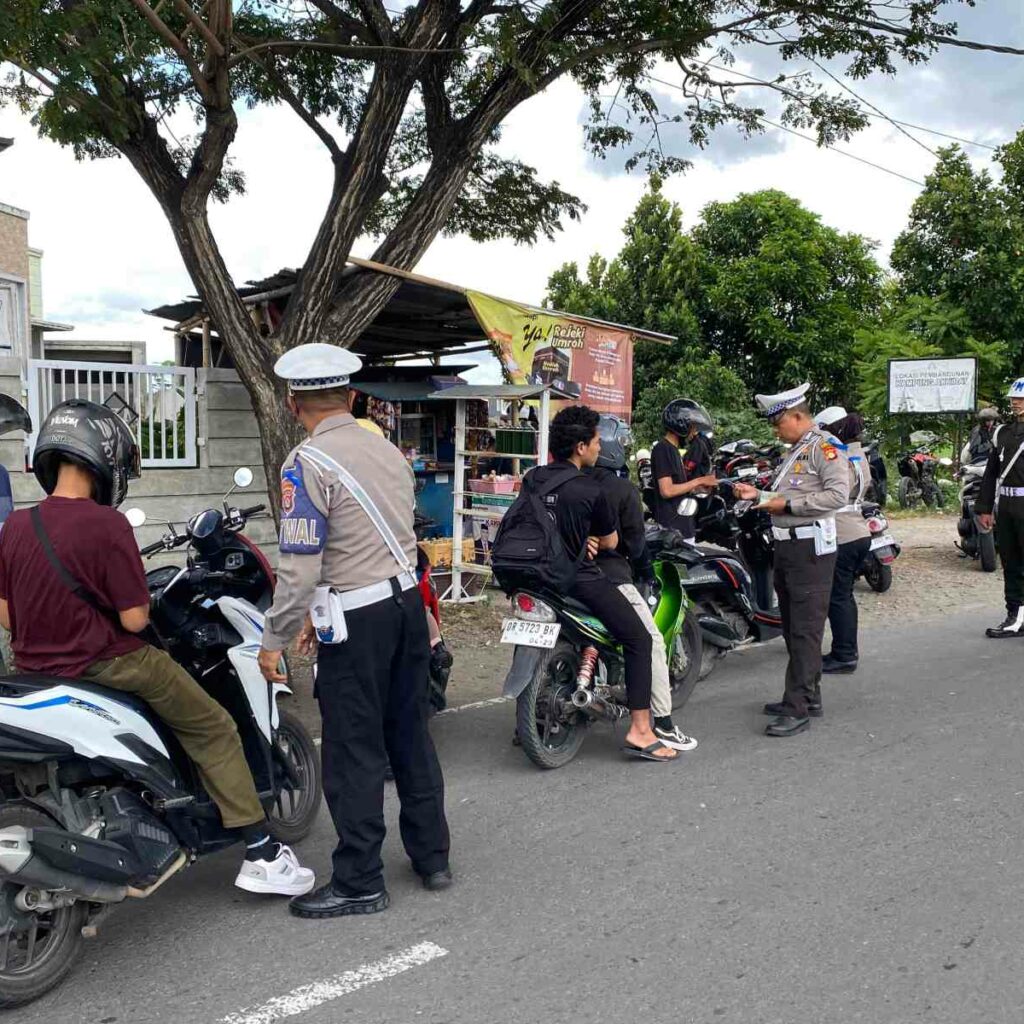 Puluhan Pelanggar Terjaring di Bypass Bil 2, Polres Lombok Barat Gelar Operasi Patuh Rinjani 2025