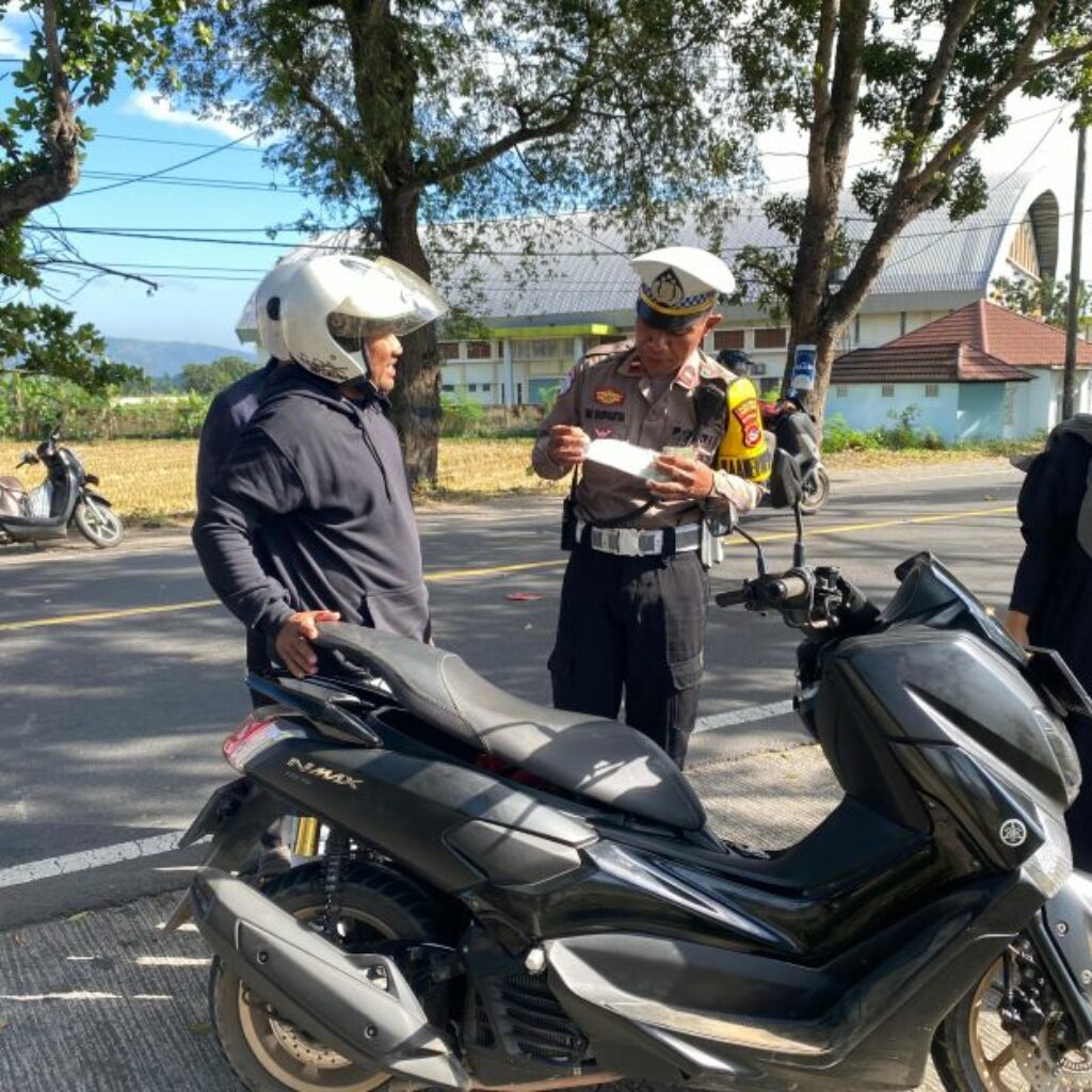 Kamseltibcar Lantas Diperkuat, Polres Lombok Barat Gelar Operasi di Kecamatan Gerung