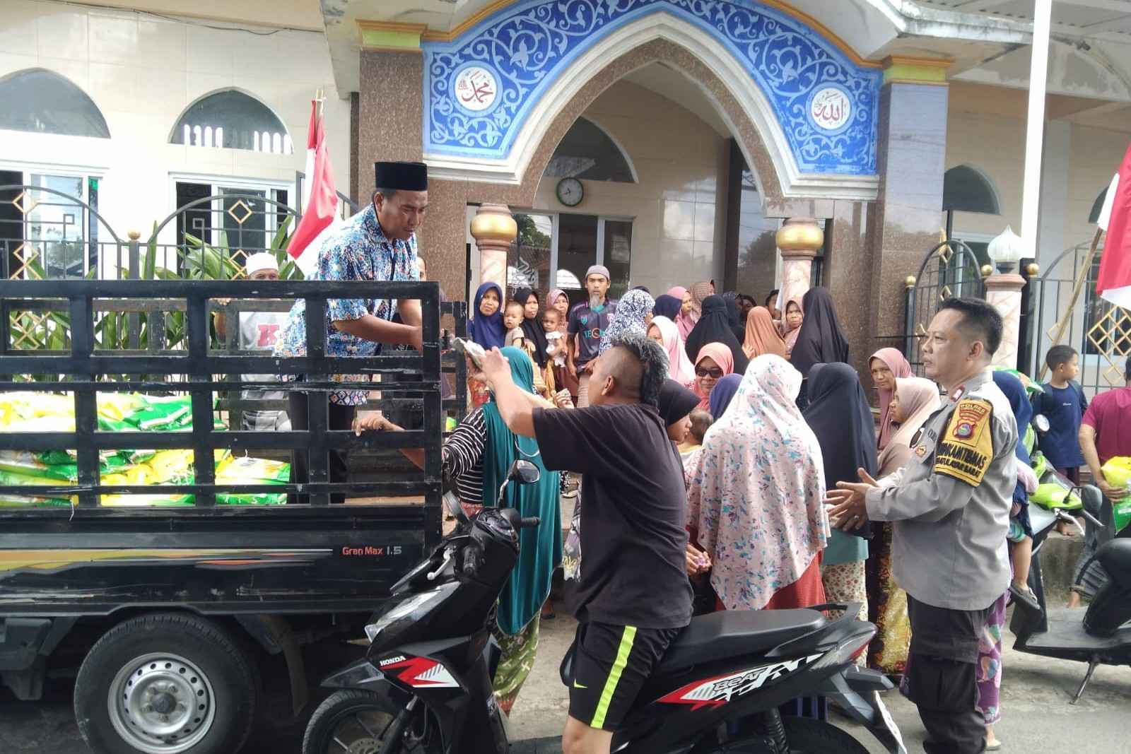 Polsek Batulayar Salurkan 2 Ton Beras Murah, Warga Antusias Sambut