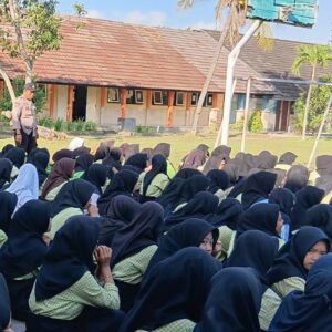 Edukasi Anti Tawuran: Polsek Labuapi Bimbing Siswa SMPN 2