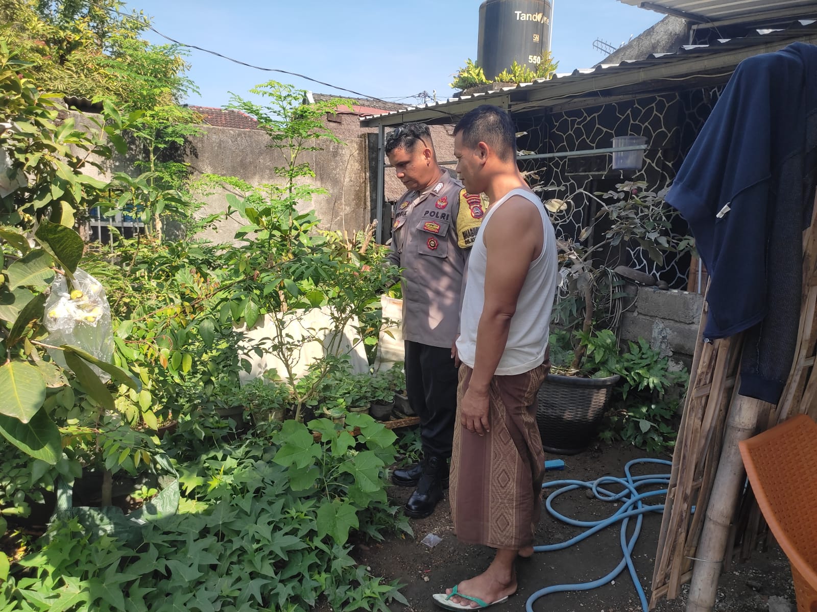 Sinergi Bhabinkamtibmas dan Warga, Kolaborasi Aktif Wujudkan Ketahanan Pangan di Desa Kuranji