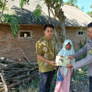 Kapolres Lombok Barat Peduli, Salurkan Bantuan ke Musholla dan Anak Yatim di Sekotong