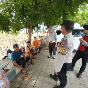 Kolaborasi Polisi dan Penjaga Parkir Jaga Keamanan Senggigi Tetap Kondusif