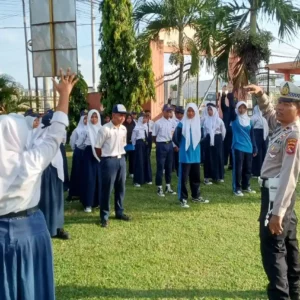 Pelajar SMPN 1 Labuapi Dibentuk Jadi Garda Disiplin Lalu Lintas
